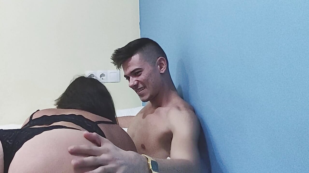我婆婆发现我闻她内裤的味道, 生气了, 但我和她做爱后气氛就消失了