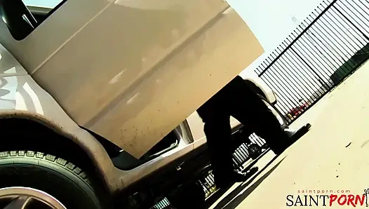 Niko Nails горячая блондинка на крыше в порно с гефами