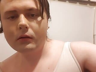 Aussie transsexual mostra peitos e começa a puxar seu pau