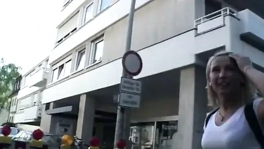 Блондинка сосет член и жестко трахается на улице
