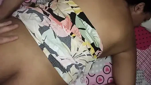 Cewek semok kolombia rambut cokelat lagi istirahat dan pacarnya datang untuk menyela istirahatnya