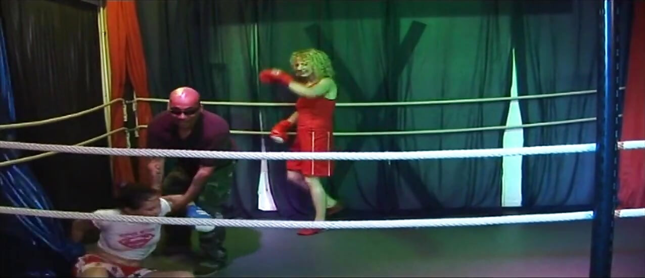 Tropfende rosenknopf-gangbang von blondem reifem schätzchen im Wrestling-ring
