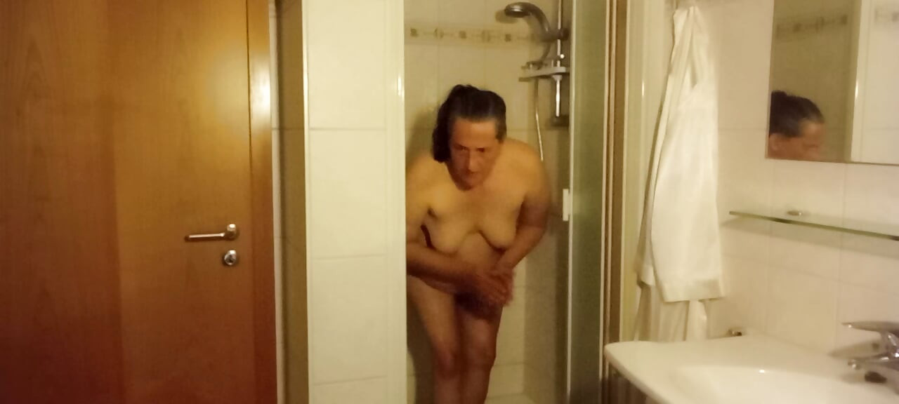 Everyday look out - Eva shows off her natural Rubens figure in the bathroom