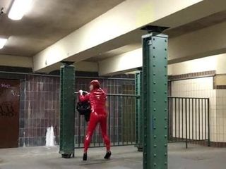Круиз на железнодорожной станции в красном костюме из ПВХ