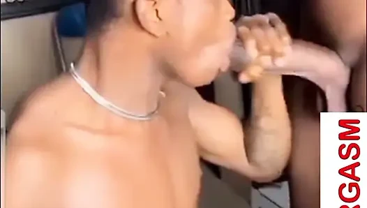 Uzun ve şişman yarağını emmeyi seviyor