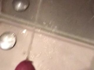 Pissen in der Dusche