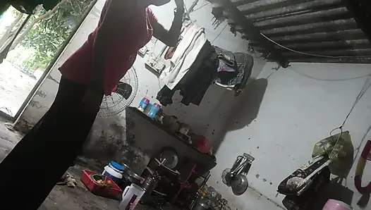 Üvey kız kardeşinin kocası evden çıktığında üvey kız kardeşinin götüne vurdu