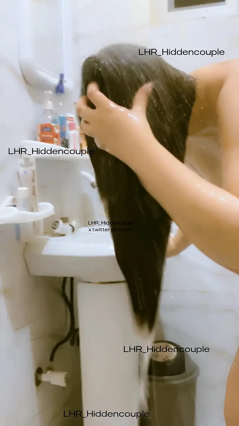 抓住了我热辣的年轻妻子洗澡 - 独家摄像头！