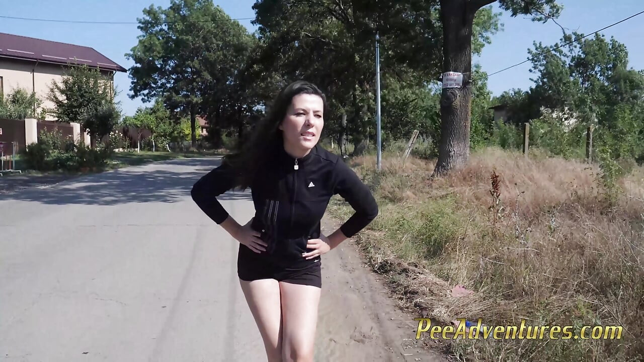 Xixi no meu short curto - Trocando de roupa molhada ao ar livre