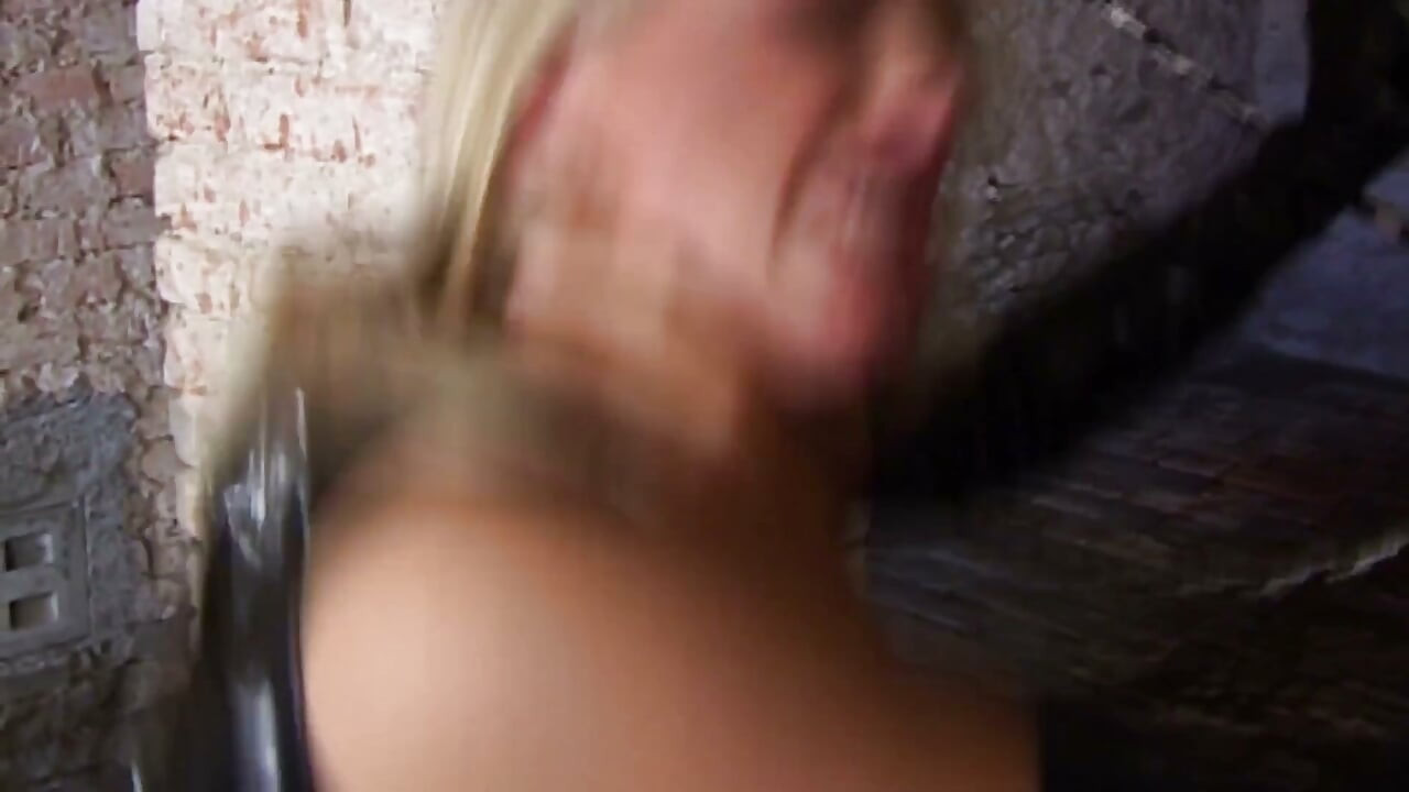 Blonde MILF in latex verehrt pulsierenden schwanz