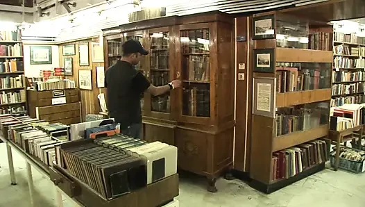 Edepsiz esmer götüne büyük sert bir yarak alıyor