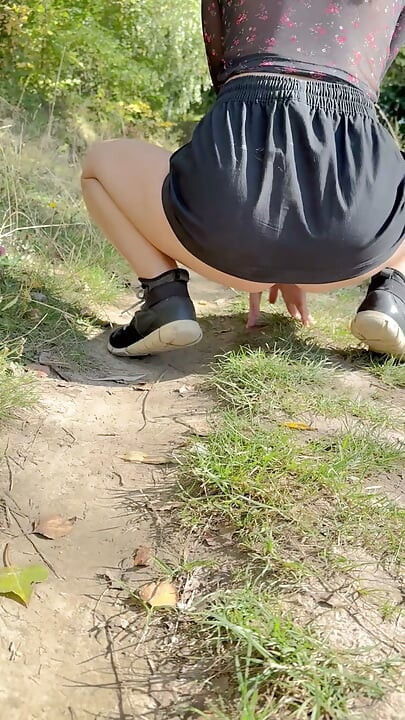 Chica desnuda en el bosque