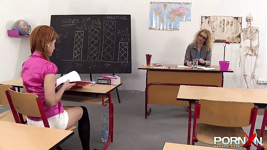 拳交和撒尿在一个红发青少年
