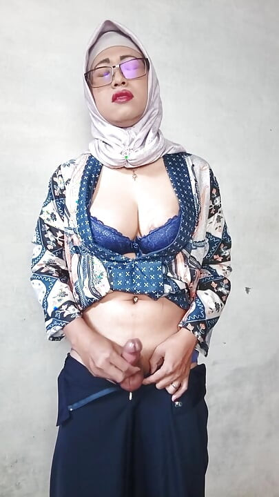 Hijab shemales met grote pikken masturberen totdat ze klaarkomt