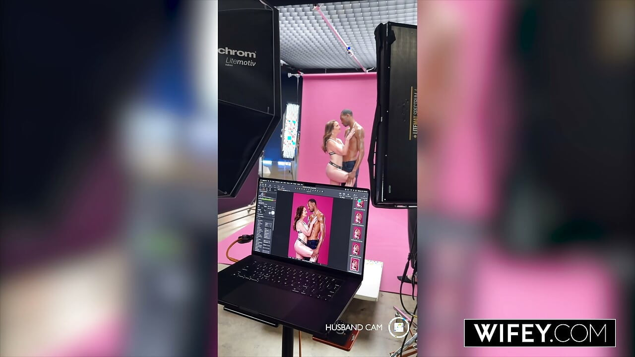 WIFEY - Hotwife סוזן הולי הסקסית עושה קשר עין עם בעלה בזמן שהיא מזדיינת עם זין ענק מולו