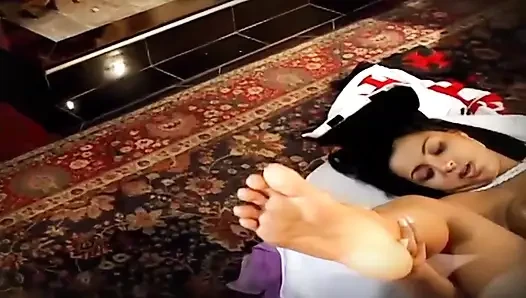 Ateşli esmer zonklayan yarakla genişliyor döl damlıyor