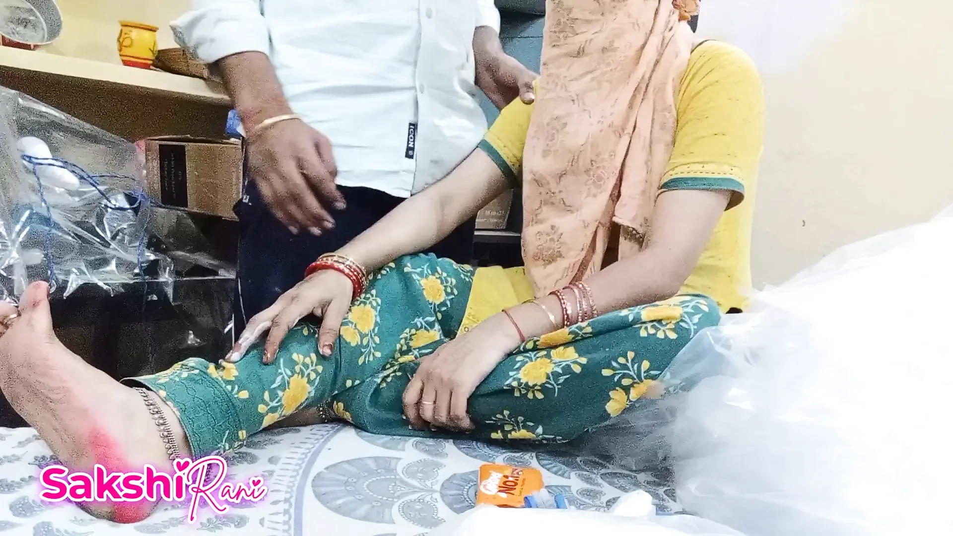 我的女仆打扫房间，我发现她在手淫德西性爱视频印地语话完整视频