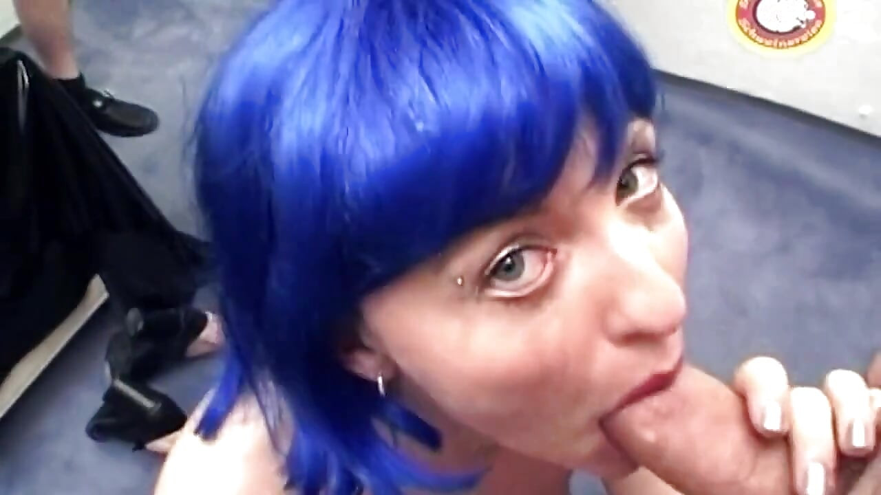 Blue Hair Babe liże cipkę Następnie Akcje Kutas