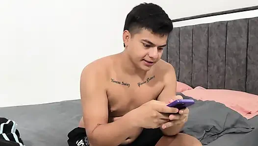 Saya menemukan bahwa sahabat pantat besar saya adalah seorang aktris porno. Aku memberinya persetan keras untuk memenangkan kesunyiannya