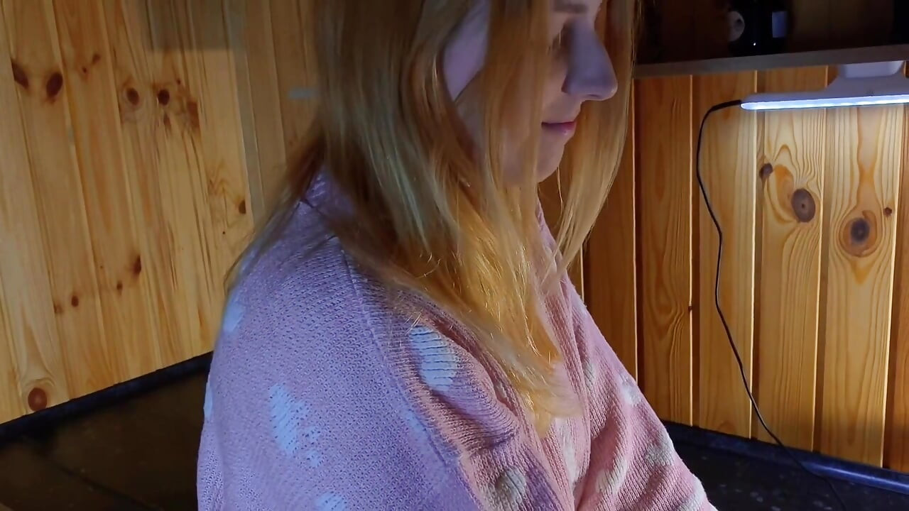 นอกใจเมีย: เพื่อนผัวยั่วเมียและเย็ดเธอบนโต๊ะ