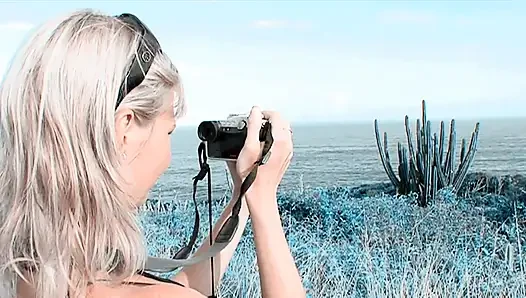 Ateşli büyük memeli sarışın erkek arkadaşıyla arabanın üstünde sikişiyor