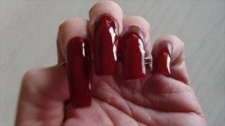 Mis largas uñas en rojo oscuro