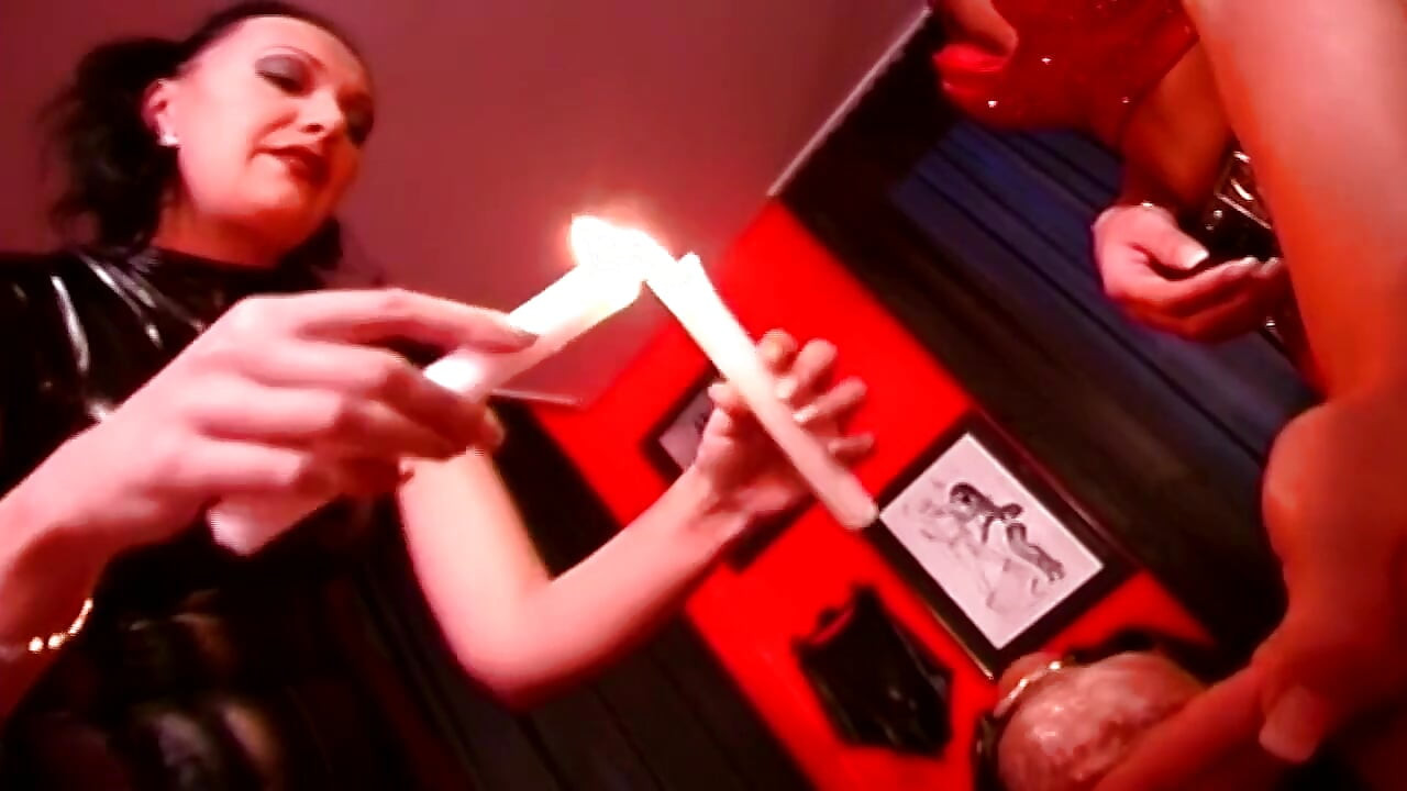 Druipende hete was op met sperma doordrenkte tieten en uitgerekte gaten