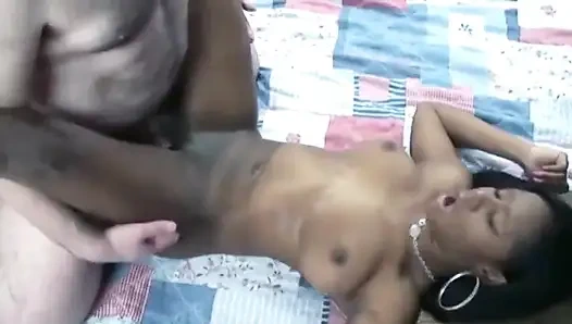 Sexy schwarzes hottie mit c-cup bückt sich für doggystyle-fick von fettem weißem