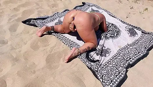 İyi bir kaltak plajda sikiliyor 2