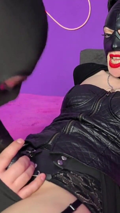 Sissy deepthroat training - parte 2: la dominatrix Irena Mur entrena a su mariquita para tragar como una verdadera puta | Clip 1