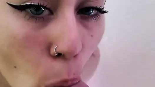 Горячая девушка делает минет, пока я не кончу ей в рот