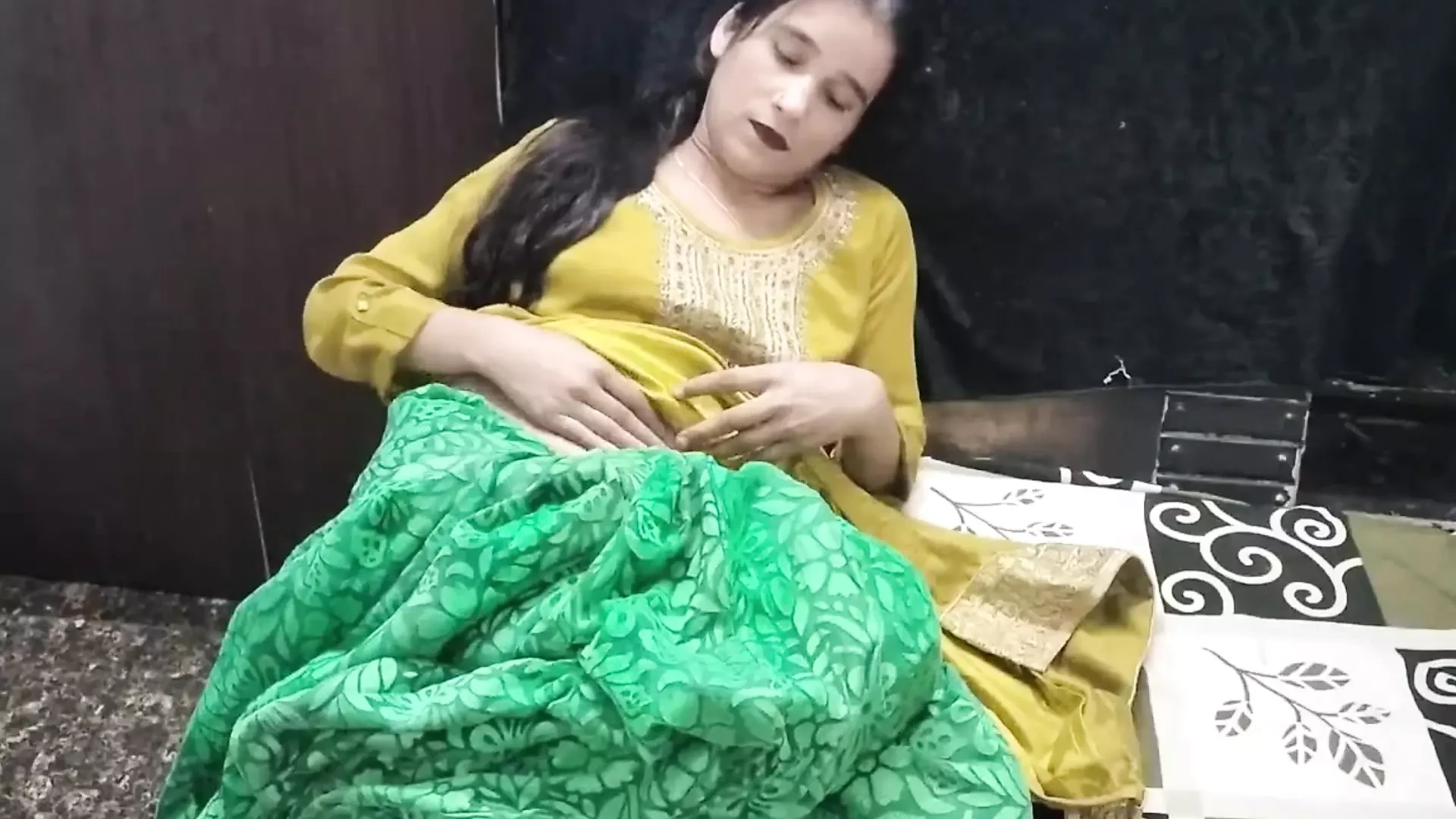 Desi aunty ko saman dene ke bahane ghar me patak ke chod diya