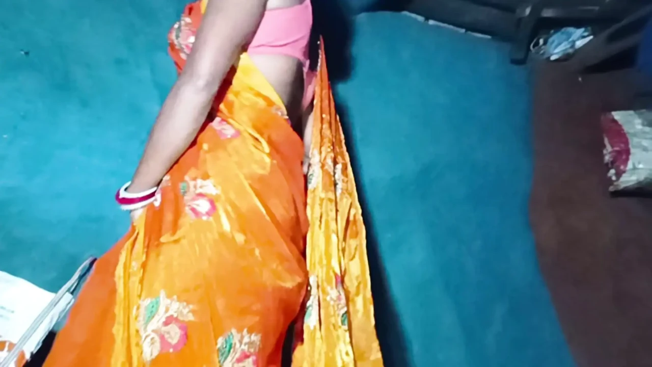 印度18岁夫妇第一次穿着纱丽，18岁夫妇第一次穿着纱丽。