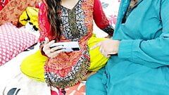 Marido y esposa reales paquistaníes viendo porno desi en el móvil, luego tienen sexo anal con audio hindi claro