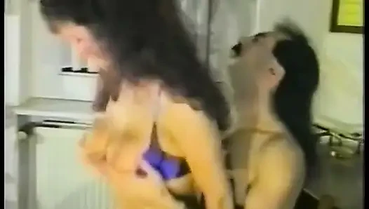 Erotischer hengst legt sich auf dem tisch, während sie einen blowjob von sexy schätzchen genießt und dann fickt