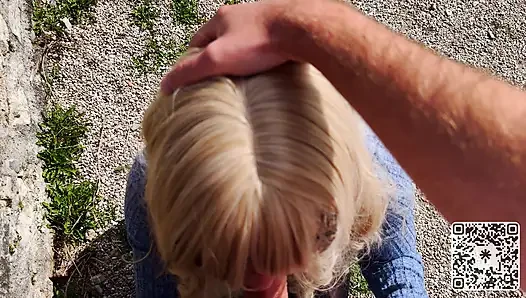 Mädchen kann nicht widerstehen, auf der alten burg gefickt zu werden - öffentlicher blowjob, doggystyle und fast erwischt