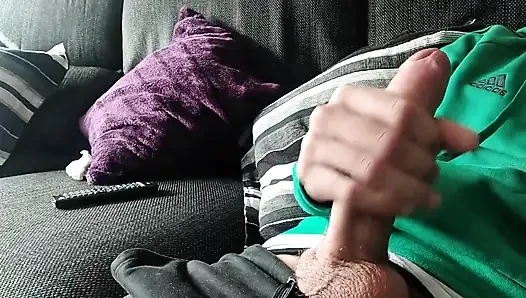 Büyük damarlı yarak boşalana kadar kanepede mastürbasyon yapıyor, biz film mi izliyoruz?