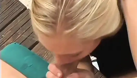 Sarışın hatun bahçede yarak emiyor