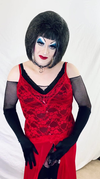 浓妆荡妇脱衣服到内衣 | 短片 1