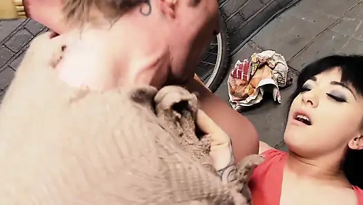 Я изменила своей подруге с моим вызывающим коллегой