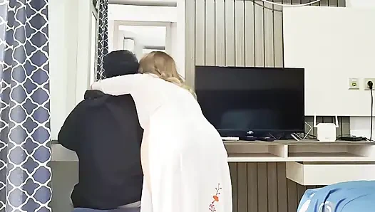 Eşim araya giriyor, ben evden çalışırken ve onunla seks yapıyorum