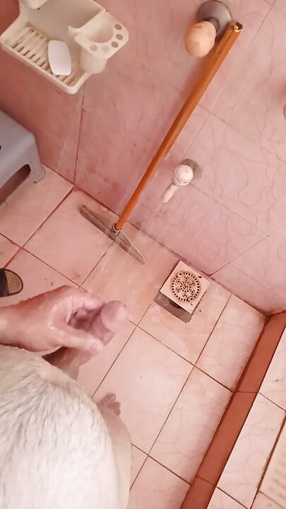 नहाते हुए और अंत में झड़ना