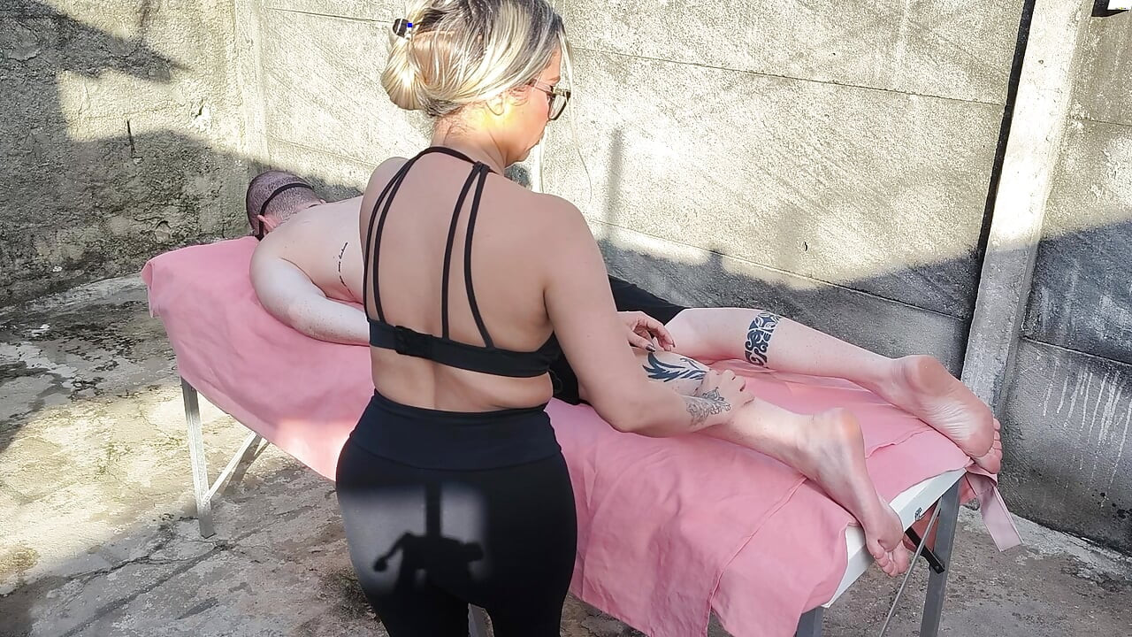 Nøgenmassage udendørs med varm blondine