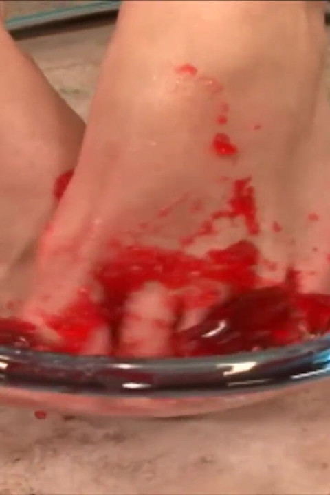 हॉट कुतिया राक्षसी लंड पर परिहास करती है फिर पैरों से वीर्य निकालने के लिए सवारी करती है