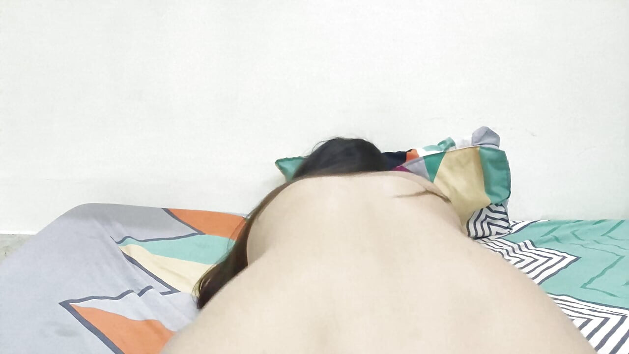 いたずらな継母サーラが継息子を誘惑し、関係を持つ