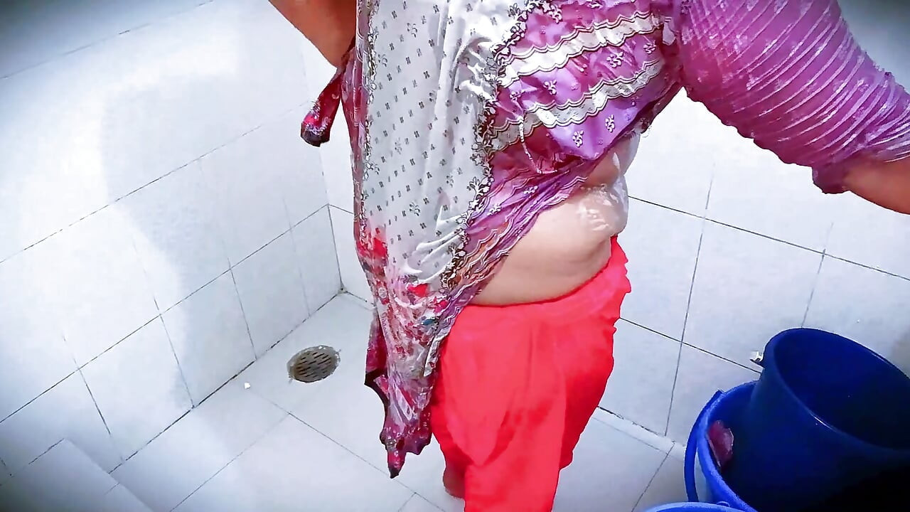 beautiful sundari anti bathroome gosol korte giye tar bhudar balgulo kete nilo.
