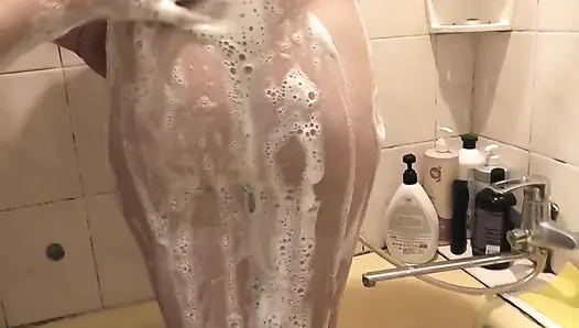 Üçlü grup seks. İki kız seks lezbiyenleri biseksüel. Banyoda tesisatçı yetişkin olgun orta yaşlı seksi kadın ve genç kızı yıkıyor. Yaşlı ve genç. Memeler
