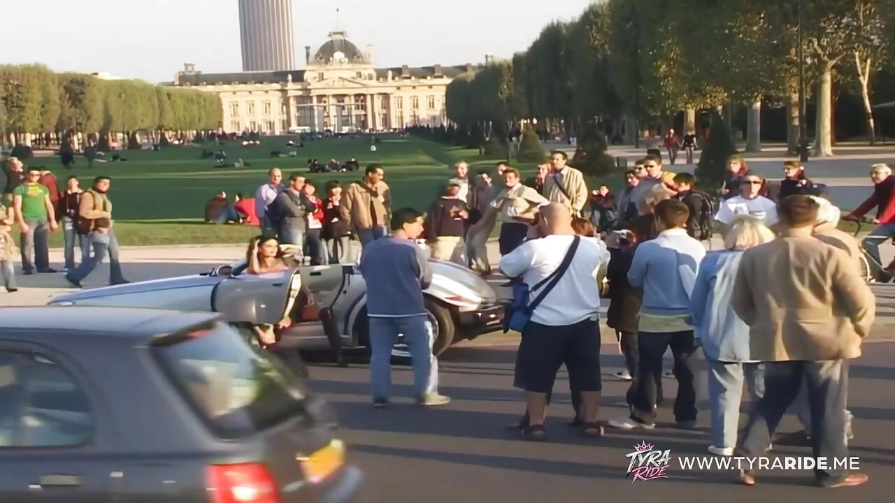 Фигуристая брюнетка-модель в бурной автомойке, фотосессия с пеной