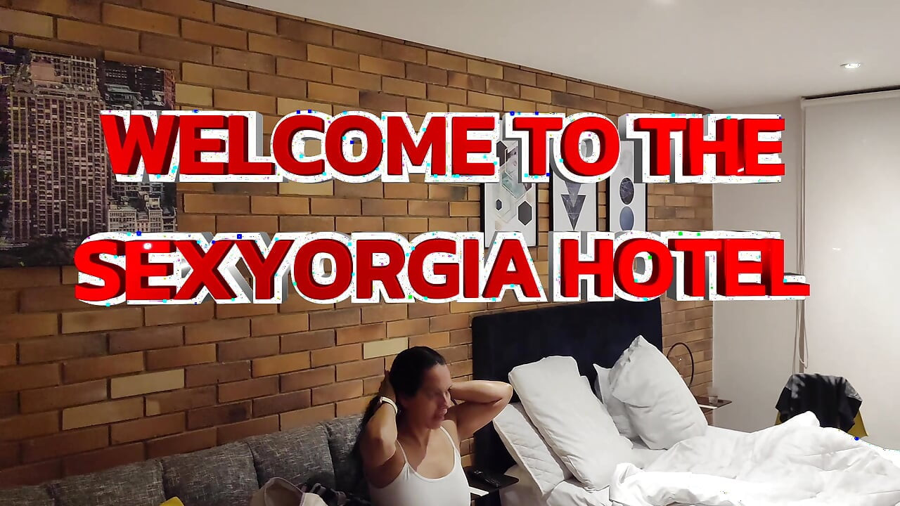 BIENVENIDOS AL HOTEL SEXYORGIA CON ADAMANDEVE Y LUPO