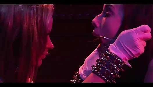 Татуированный мускулистый ебарь долбит двух блондинок-шлюшек в оргии в анальном двойном тройничке